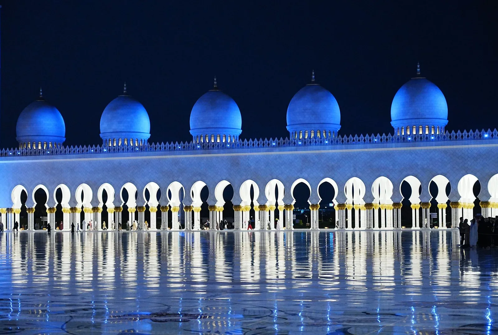 View of Sheikh Zayed Grand Mosque in Abu Dhabi with night reflections