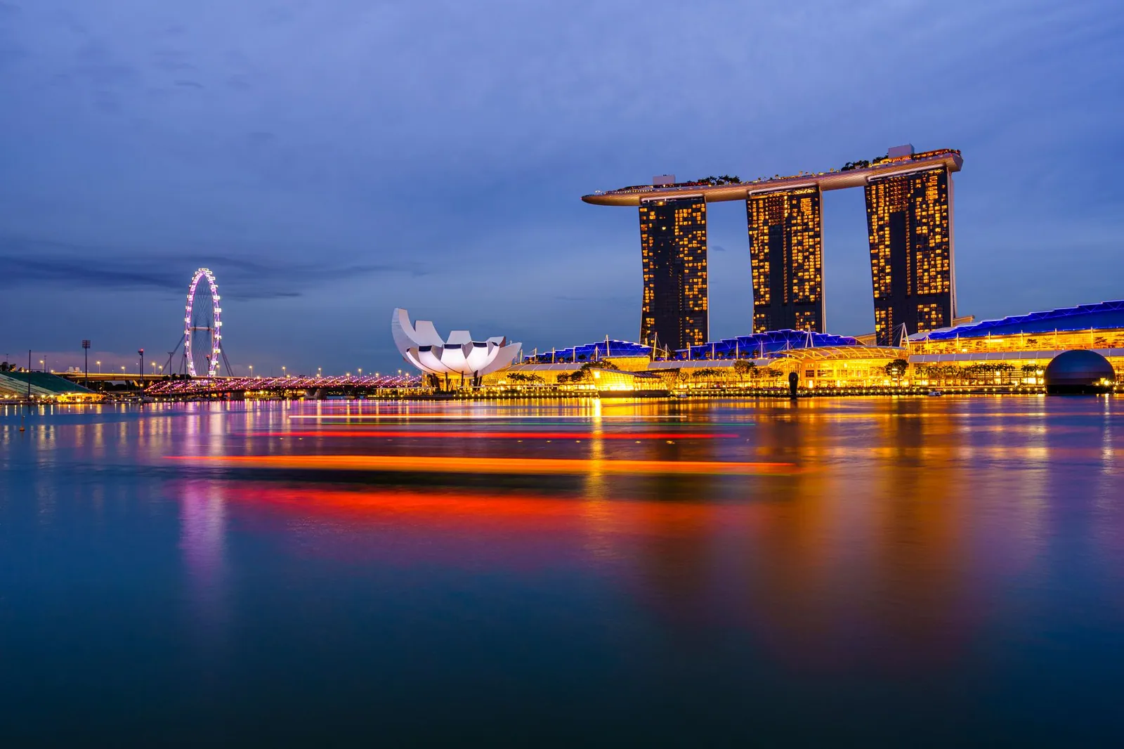 Captivating cityscape of Singapore's Marina Bay at twilight with iconic landmarks.